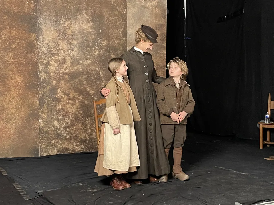 Manon Maindivide on the set of Louise Violet as Flore - photo 1