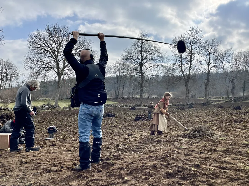 Manon Maindivide on the set of Louise Violet as Flore - photo 5