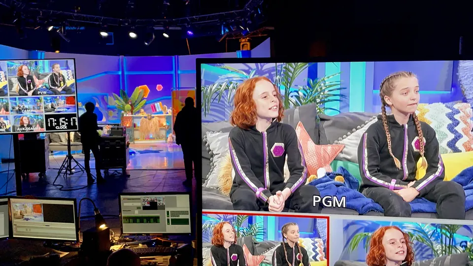 Manon Maindivide on the set of The Extra Curious - Season 2 as Self (co-presenter) - photo 1