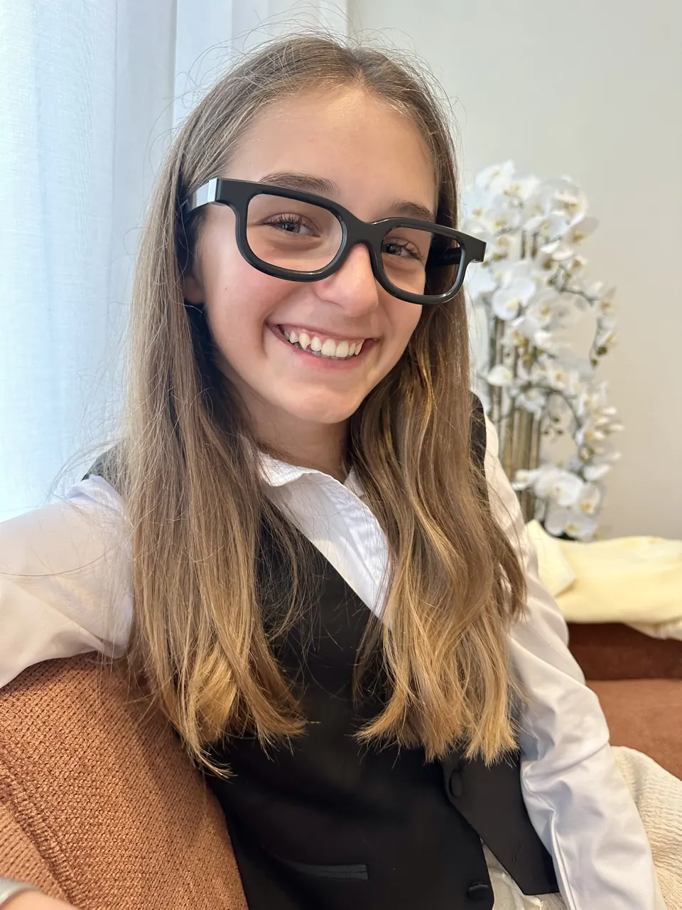 Manon Maindivide casual photo in black glasses and a dark vest over a white shirt, big smile
