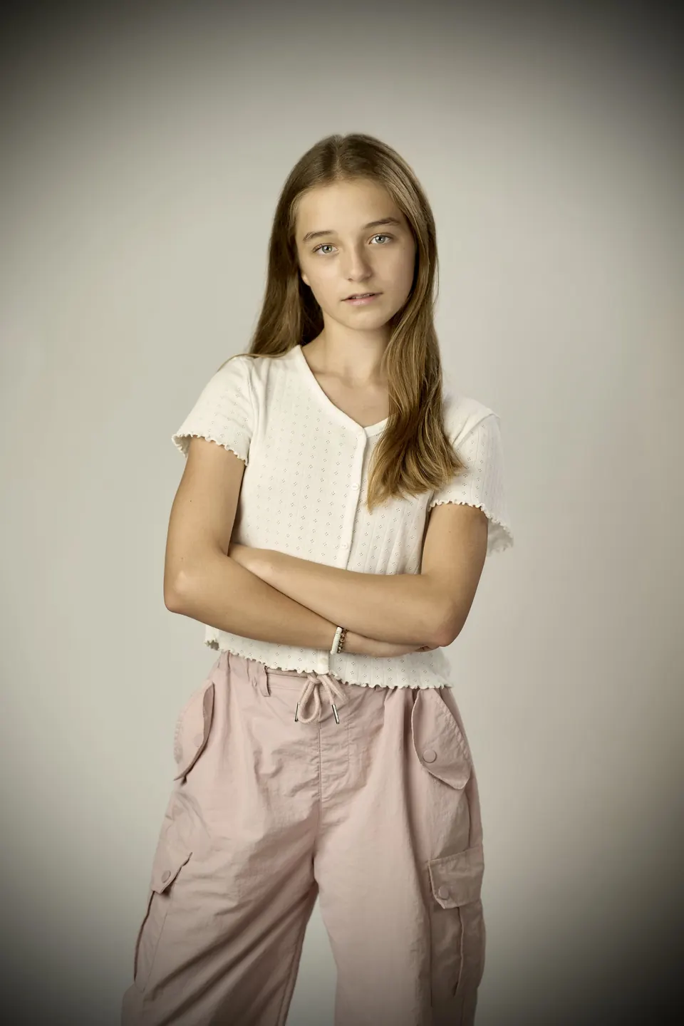 Manon Maindivide portrait with arms crossed in a white top and pink cargo trousers